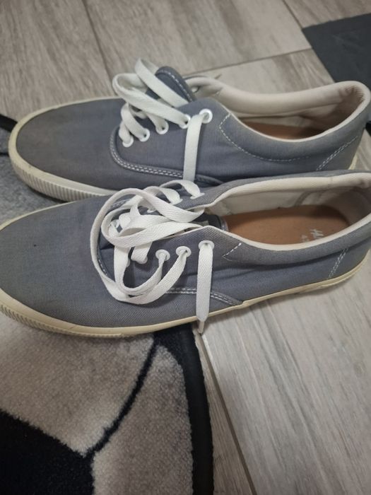 Teniși H&M marimea 43!