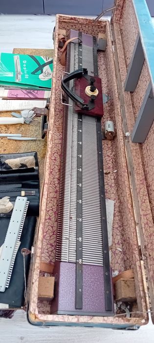 Mașină de tricotat  în stare bună de funcționare.