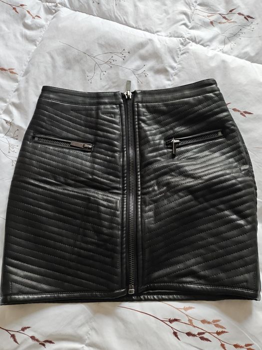 Кожена дамска пола с активен цип отпред