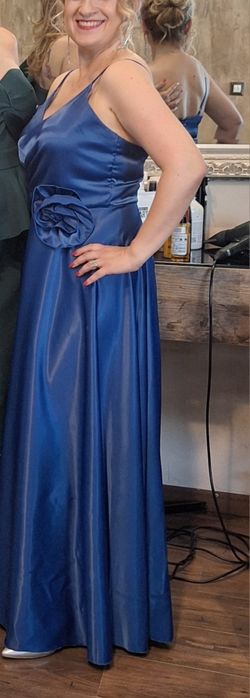 Сатенена официална рокля в кралско син цвят с цвете