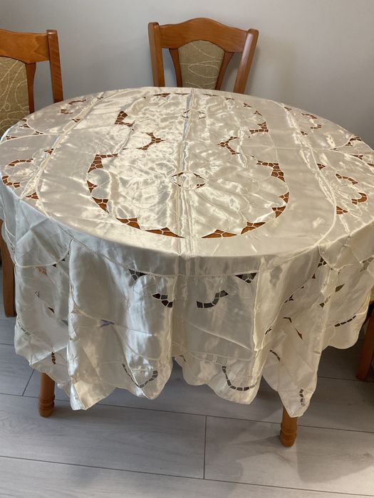 Изключително красиво каре, машинна цветна бродерия,