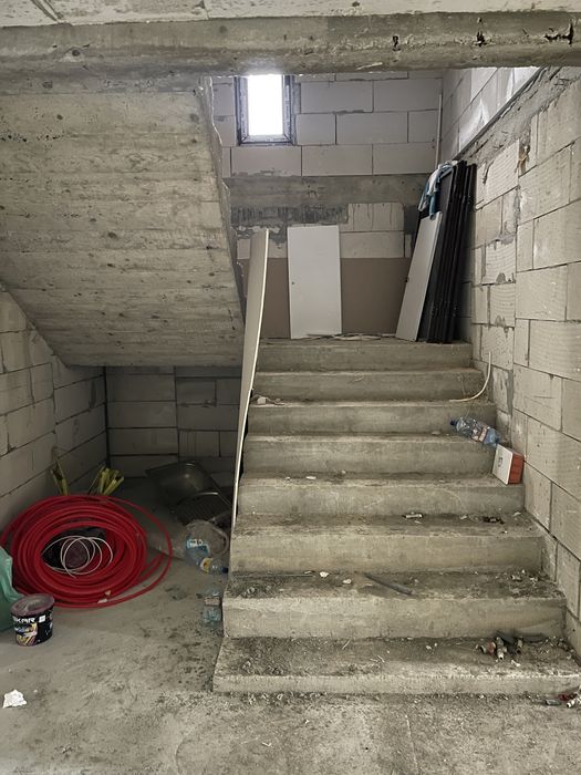 Vând Casă la roșu,zona Gai