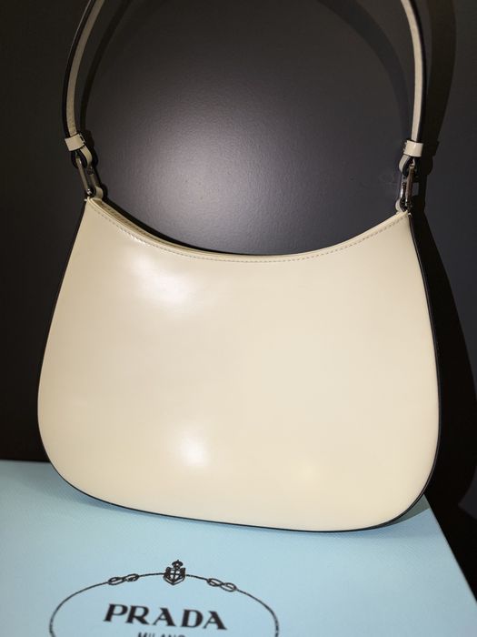 Prada Cleo чанта бяла