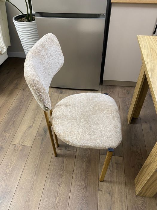 Продам стол с двумя стулями