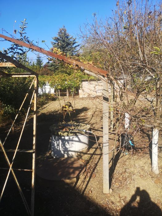 Продавам къща в Гр. Лом местност Садовете с двор 1500 кв