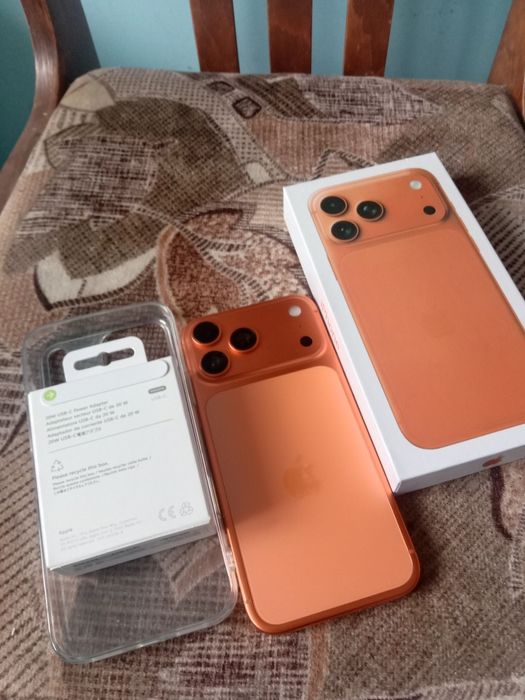 Продам айфон 17 про Макс память 256 коробка чехол зарядка есть