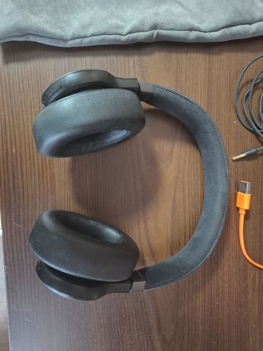 Слушалки JBL Live 770NC пълен комплект