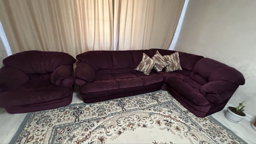Диван для гостиной цена 40000 торг есть.