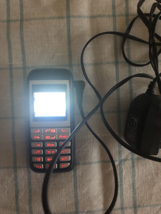 Телефон Алкател джобен формат