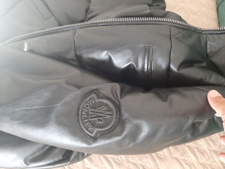 Продам кожаную куртку moncler
