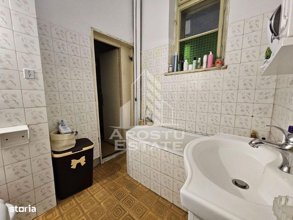 Apartament 4 camere, confort 1 sporit, parteer inalt in Piata Maria