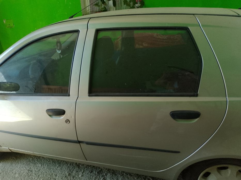 Vând Fiat Punto ,motor de 1,2 CP,pe benzină  la  2000  RON.Nr de telefon 0726338301