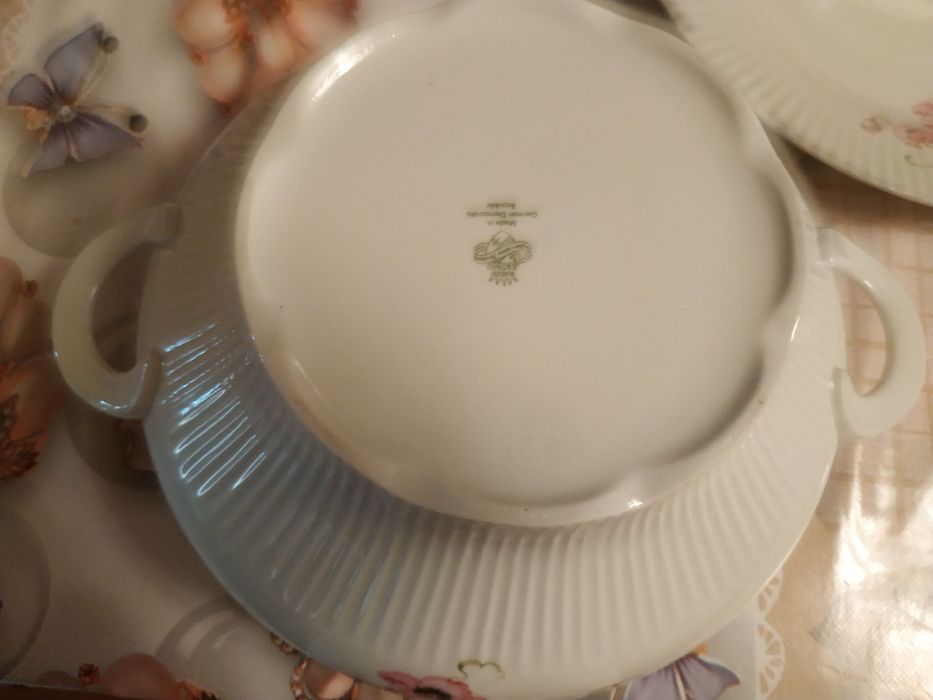 Продается фарфоровая супница с подносом.