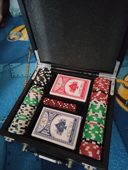 Куфарче с покер жетони