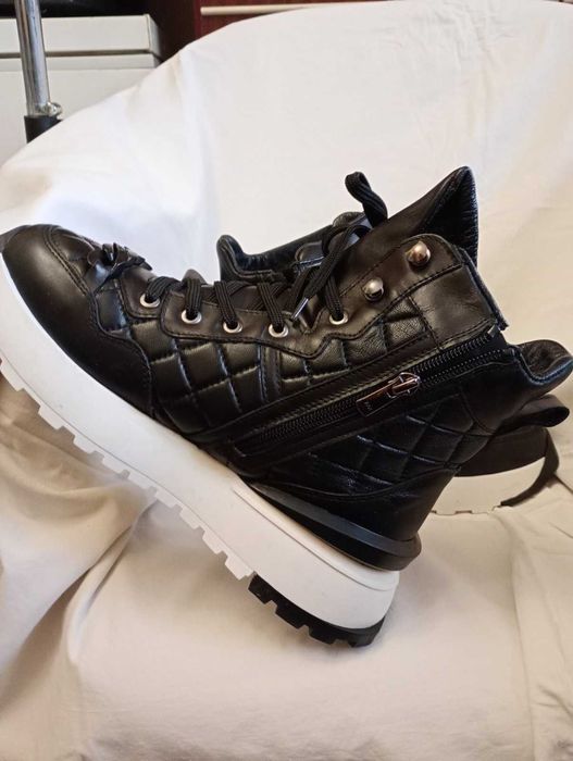 Дамски спортни боти