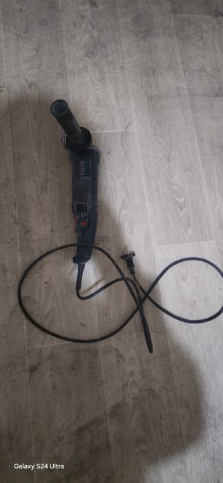 Продаются электроинструменты.