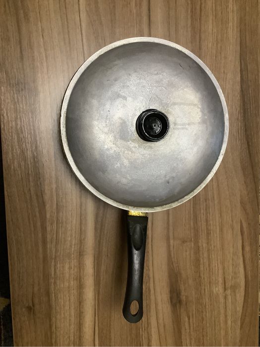 Сковороды б/у  в нормальном состоянии