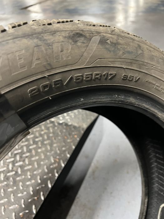 205/55/17 95V Goodyear ultragrip performance 3