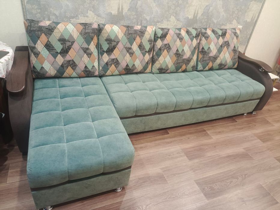 Продам диван угловой 4-х местный раздвижной имеются ящики для белья