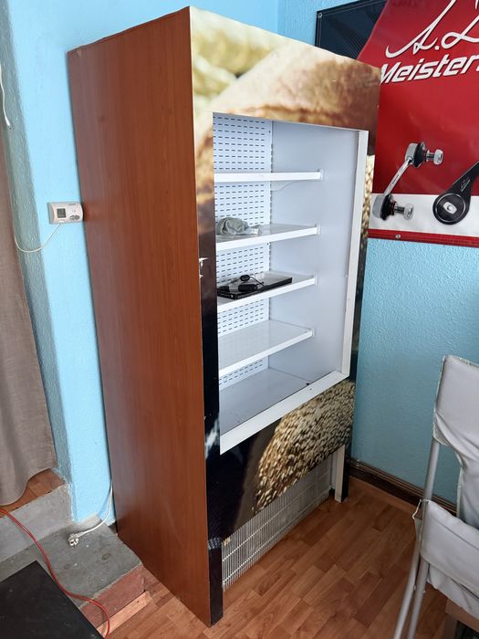 2 Vitrine frigorifice si un panou „A“ pentru reclama