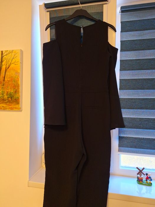 Salopeta cu mânecă clopot desfacuta pe umăr