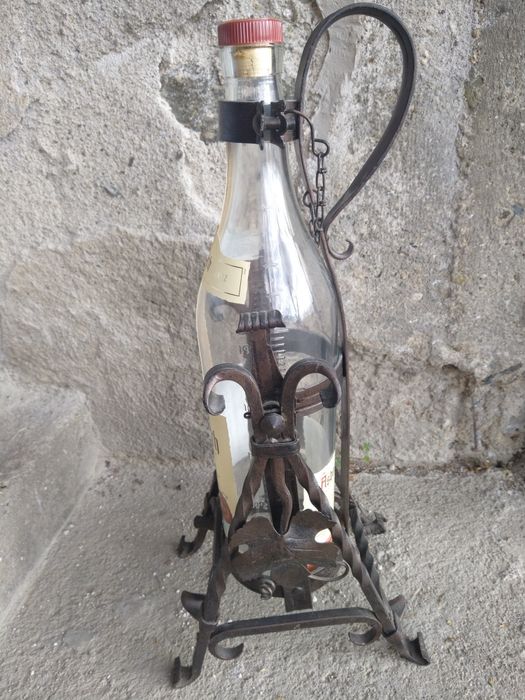 Продавам огромна стойка за бутилка от ковано желязо в стил Арт Нуво