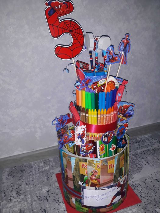 Торта от моливи и книжки