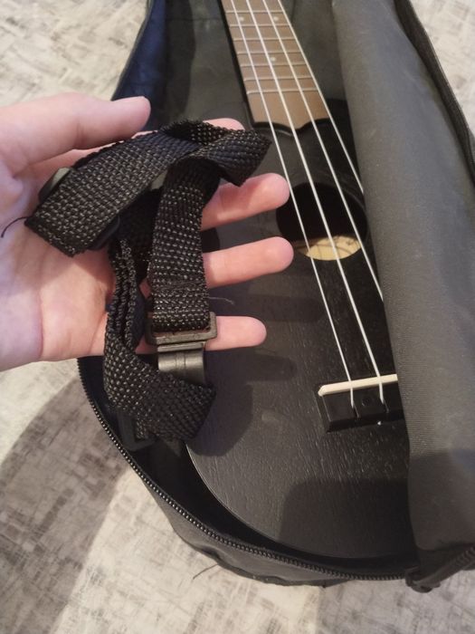 укулеле в черном цвете