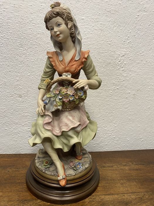 Винтидж Capodimonte фигура с кош цветя, Италия