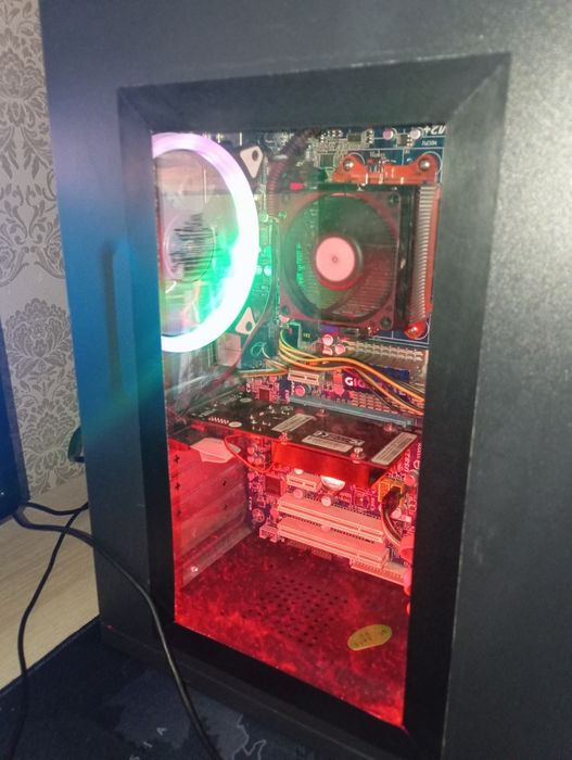 Системный блок с монитором клавиатурой и мышью