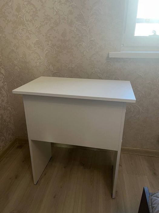 Стол белый 68x40