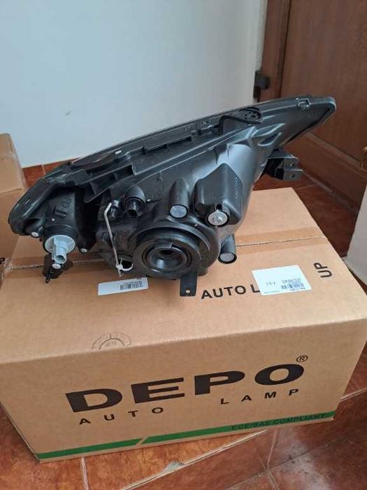 Far stanga/dreapta Mitsubishi L200 an 2006-2010 , faruri noi