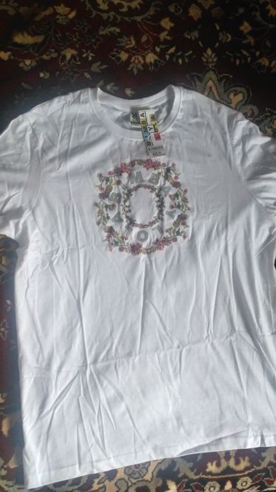 Vand tricouri albe cotton UNISEX.pret 100 de lei si 50 lei.