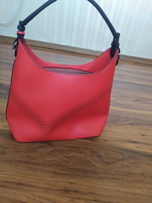 Прекрасна червена чанта