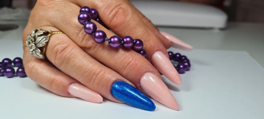 Unghii cu gel și ojă-semi