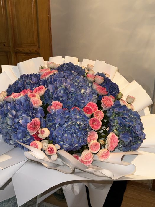 Букет из свежих гортензий и роз, цена договорная