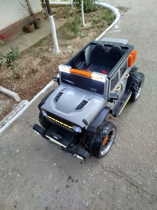 Bolalar akkumulyatorli moshina pultli deyarli yangi