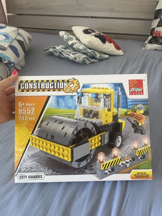 Лот с играчки. Писта vtech, lego, писта с топчета, плюшени играчки и много други колички