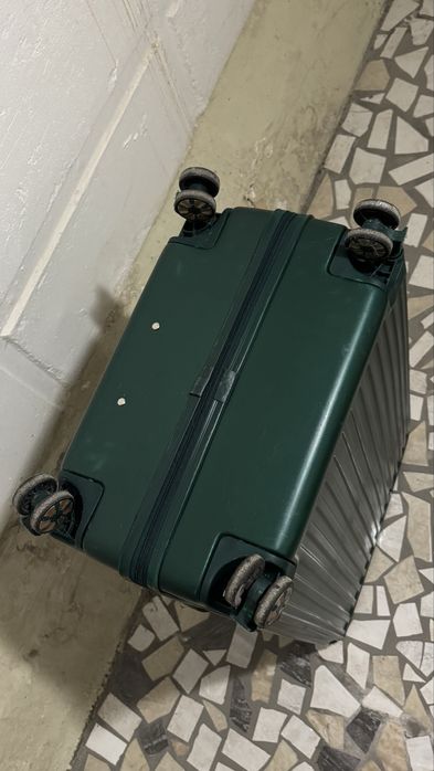 Чемодан пластиковый на молнии