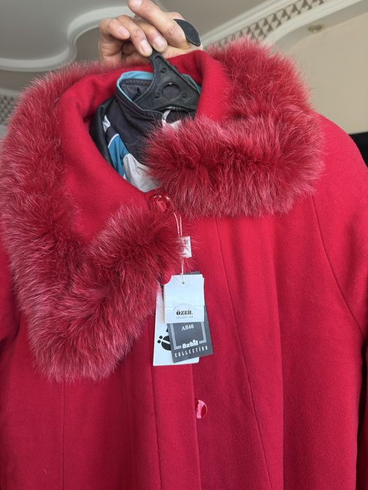 Новое пальто красного цвета