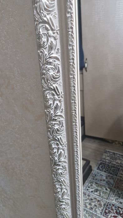 Зеркало в рамке ,золотые платины.