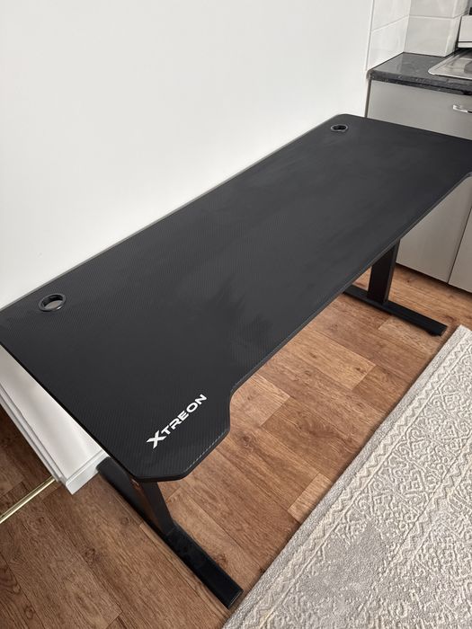 Стол Xtreon, коврик в подарок