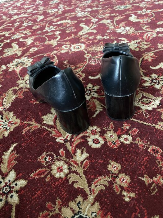 Продаю  три пары  чёрных туфлей