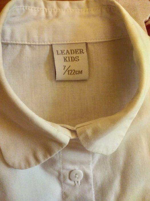 Школьная рубашка почти  новая на девочку рост 122 см