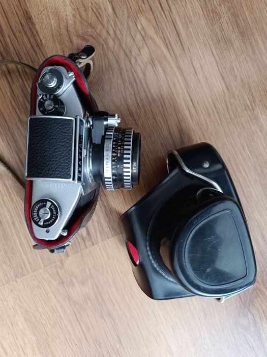 Ретро фотоапарат Exakta VX 500 с обектив Carl Zeiss Jena Tessar 2.8/50 + кожен калъф