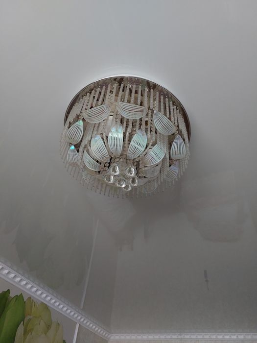 Продам люстры и бра