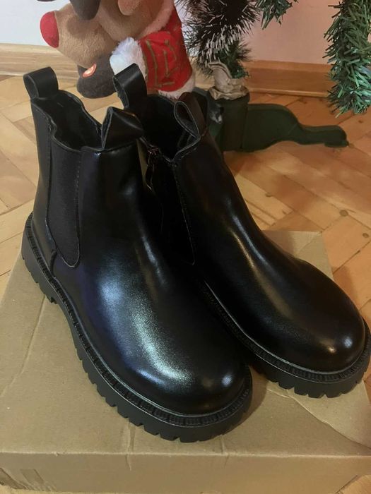 НОВО! Черни боти тип "Челси" размер 33