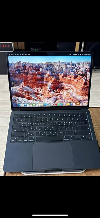 MacBook M2 Air 13 dyumli sotilmoqda.

Texnik xususiyatlari: 8GB RAM /