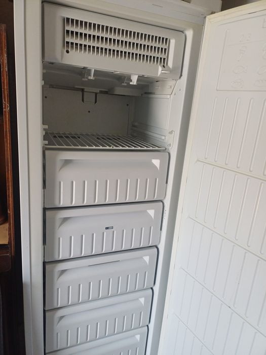 Морозильник в отличном состоянии работает