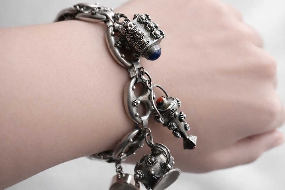 Brățară din argint – stil Etruscan Revival, cu 4 charmuri